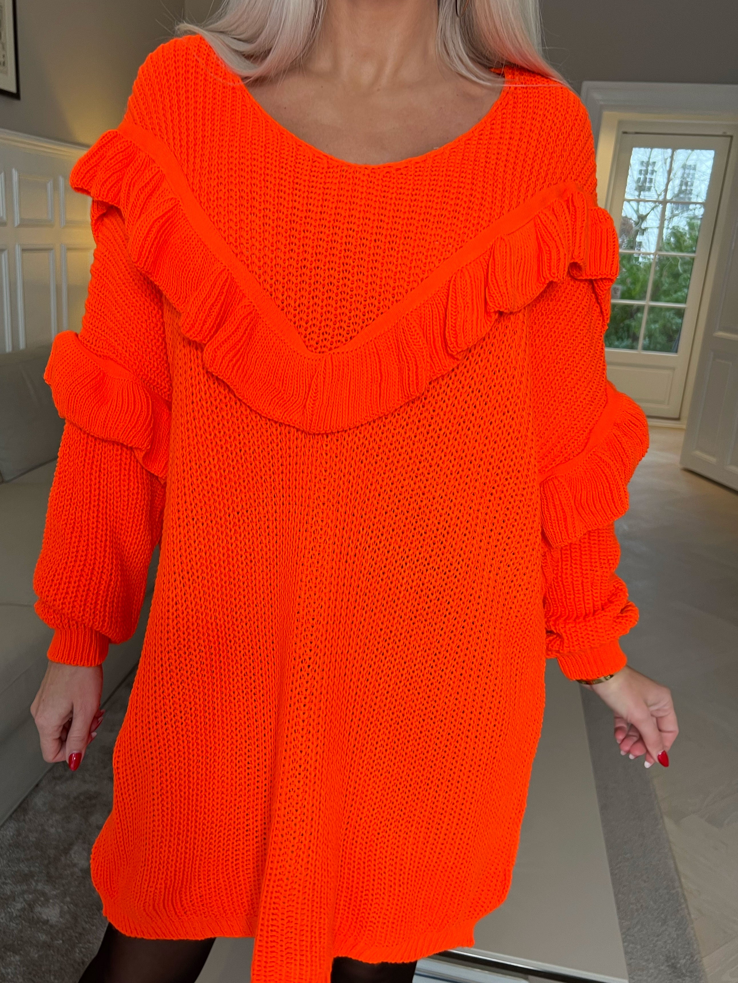 Ellis Dress - Lækker strikkjole med fine flæsedetaljer